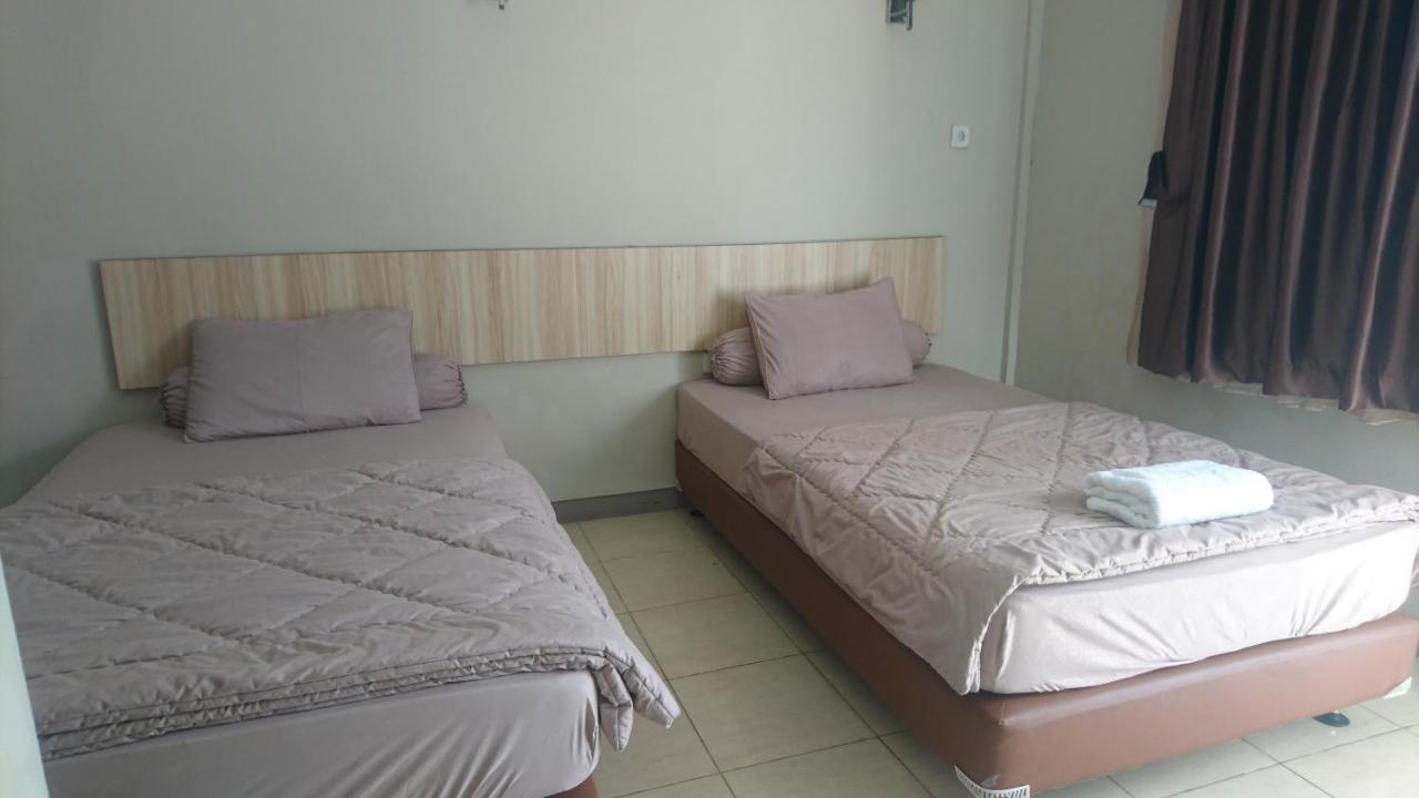 Liberty Homestay Parit  Экстерьер фото