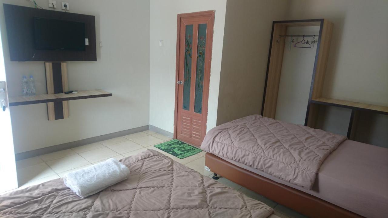 Liberty Homestay Parit  Экстерьер фото