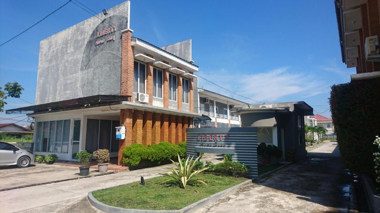 Liberty Homestay Parit  Экстерьер фото
